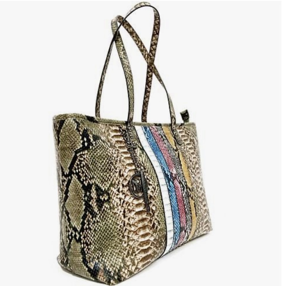 🌟 🌟🌟🌟🌟🌟
Brand New with Tags Badgley Mischka
